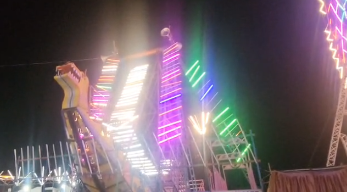 IndiaNewsUP_UK's tweet image. बिजनौर: मेले में बड़ा हादसा 
नाका झूले से गिरकर युवक की मौत।
घटना के बाद अफरातफरी, परिजनों में कोहराम।
पुलिस ने शव पोस्टमार्टम को भेजा, जांच जारी।
बिना अनुमति झूले चलने पर सवाल।
#Bijnor #BreakingNews #UPNews #Accident #Mela #IndiaNewsUP @bijnorpolice