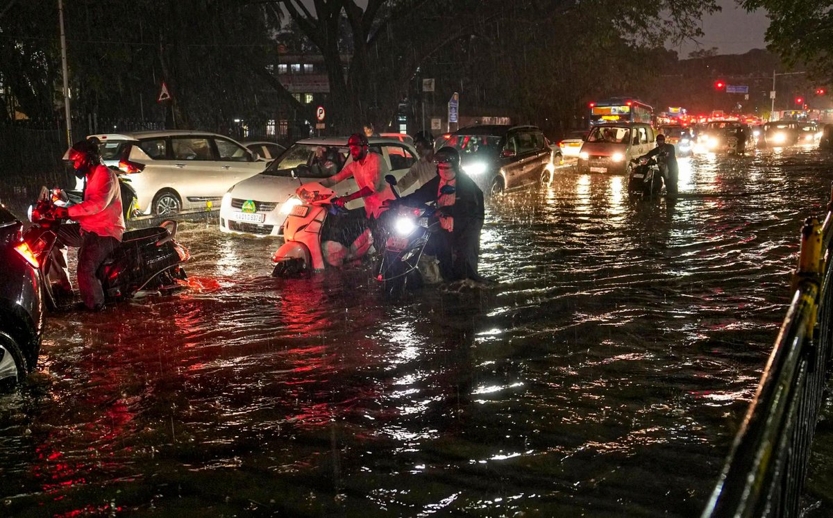 timesofindia's tweet image. #InPics | Heavy rainfall and hailstorm lash parts of Bengaluru, disrupting normal life and bringing traffic to a crawl across several areas. 

#Bengaluru #RainAlert #Hailstorm #WeatherUpdate #CityLife #TrafficAlert