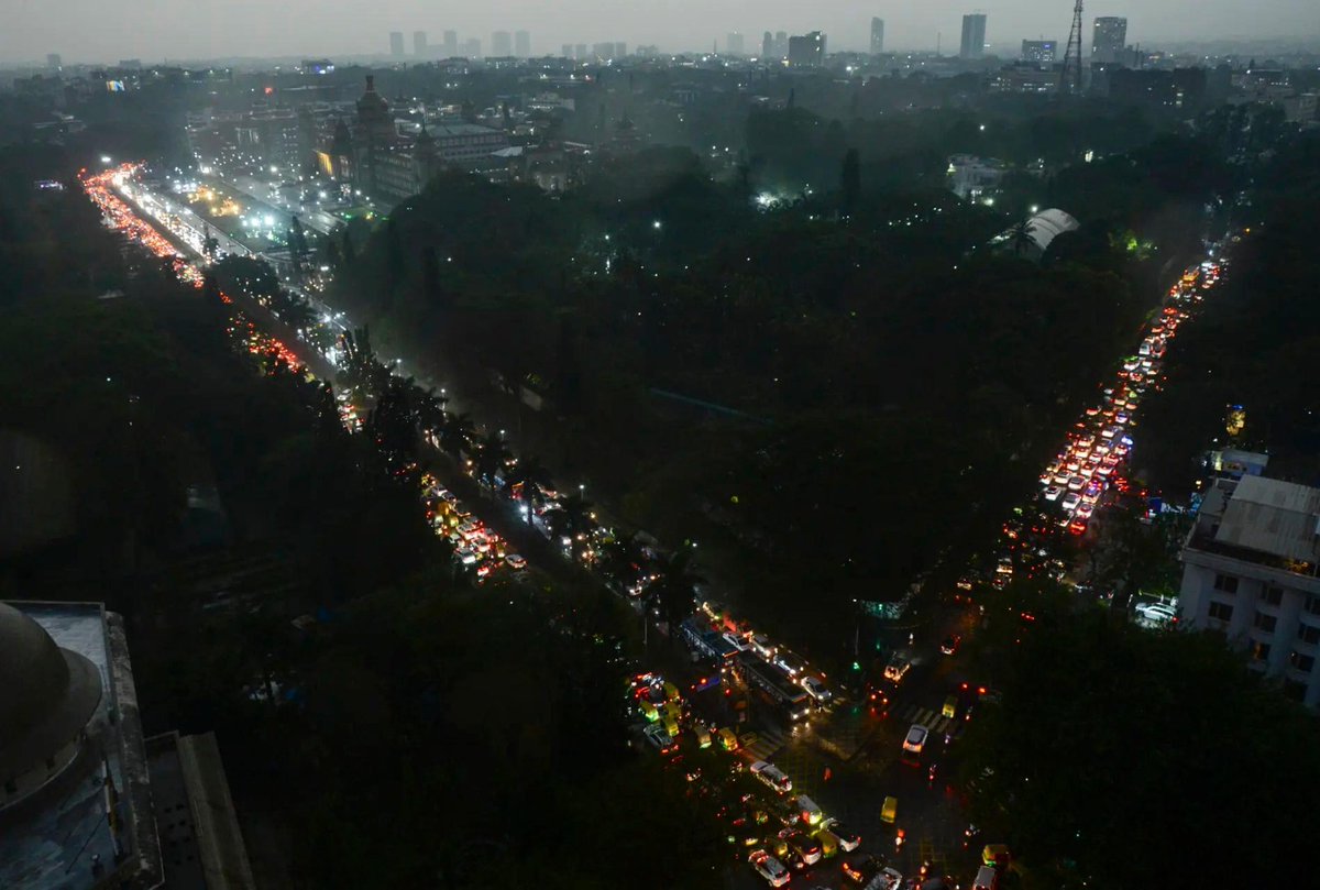 timesofindia's tweet image. #InPics | Heavy rainfall and hailstorm lash parts of Bengaluru, disrupting normal life and bringing traffic to a crawl across several areas. 

#Bengaluru #RainAlert #Hailstorm #WeatherUpdate #CityLife #TrafficAlert