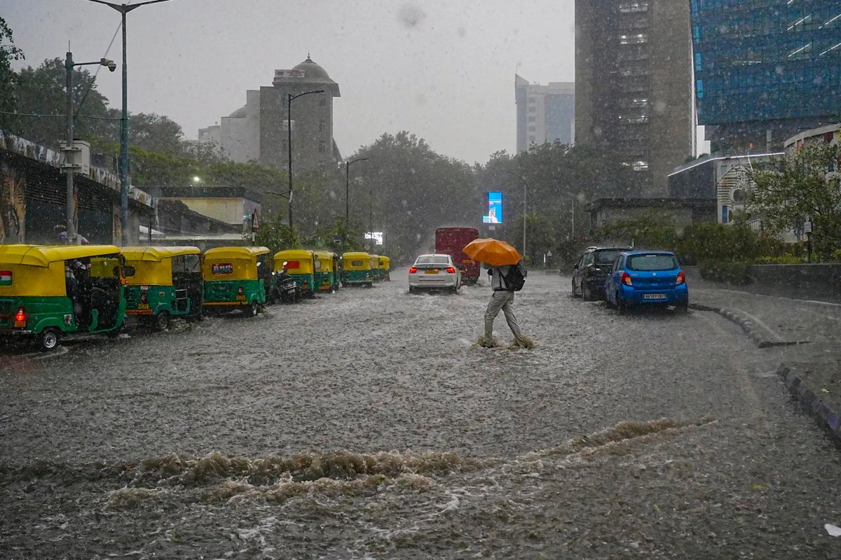 timesofindia's tweet image. #InPics | Heavy rainfall and hailstorm lash parts of Bengaluru, disrupting normal life and bringing traffic to a crawl across several areas. 

#Bengaluru #RainAlert #Hailstorm #WeatherUpdate #CityLife #TrafficAlert
