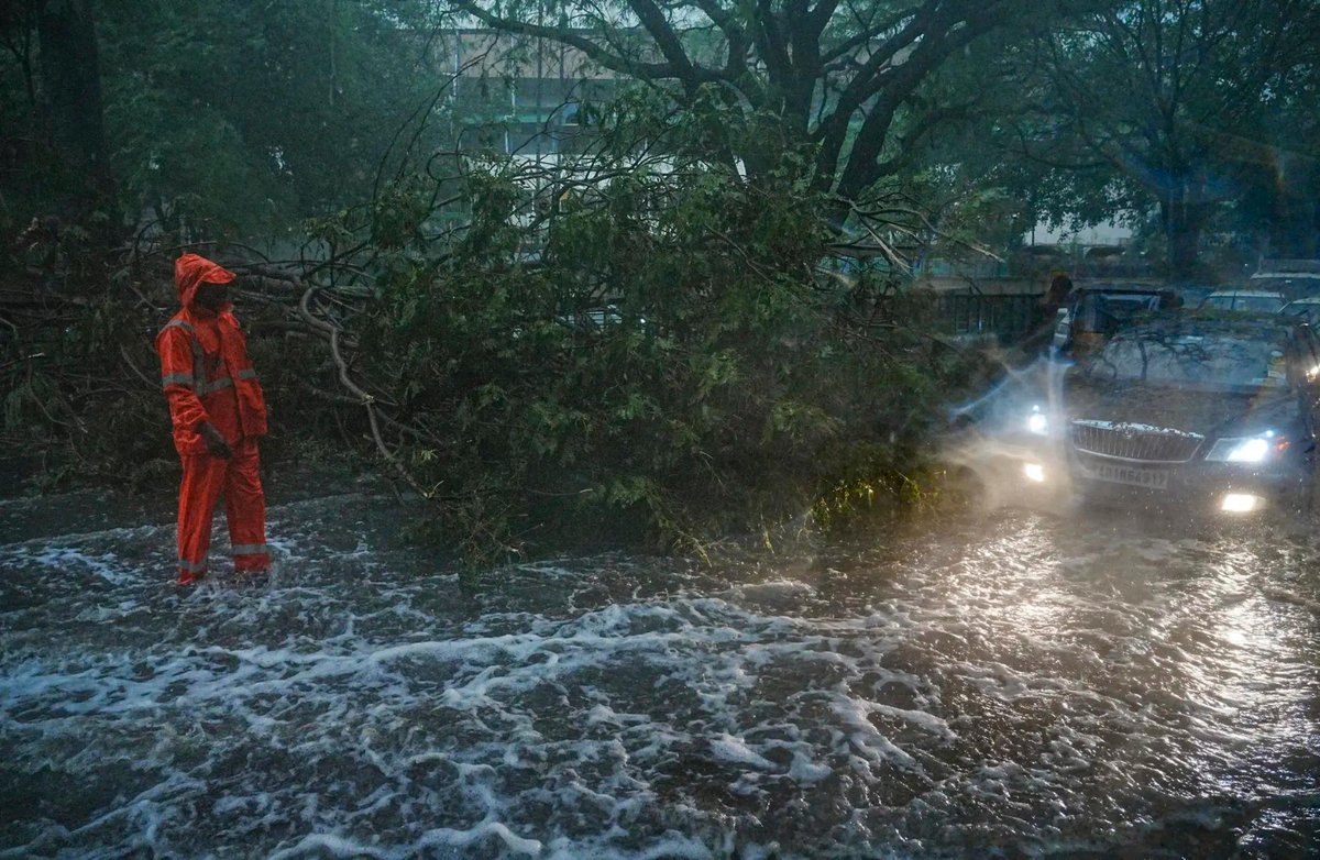 timesofindia's tweet image. #InPics | Heavy rainfall and hailstorm lash parts of Bengaluru, disrupting normal life and bringing traffic to a crawl across several areas. 

#Bengaluru #RainAlert #Hailstorm #WeatherUpdate #CityLife #TrafficAlert