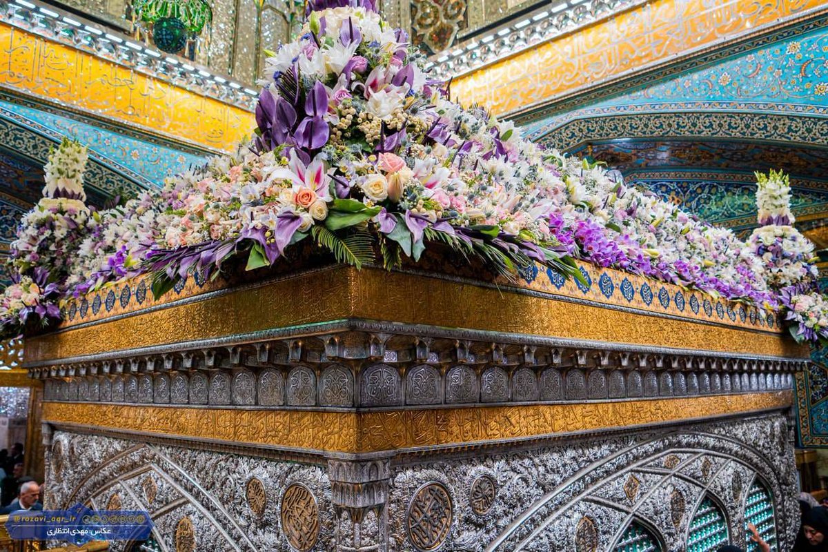 ما وامدارِ لطفِ ولی نعمتیم و بس
با رخصتِ رضا به حرم دعوتیم و بس

دولت سرای شاه خراسان پناه ماست
دلبسته‌ی غلامیِ این دولتیم و بس

#ایران_امام_رضا  
#صحن_رضا_جان