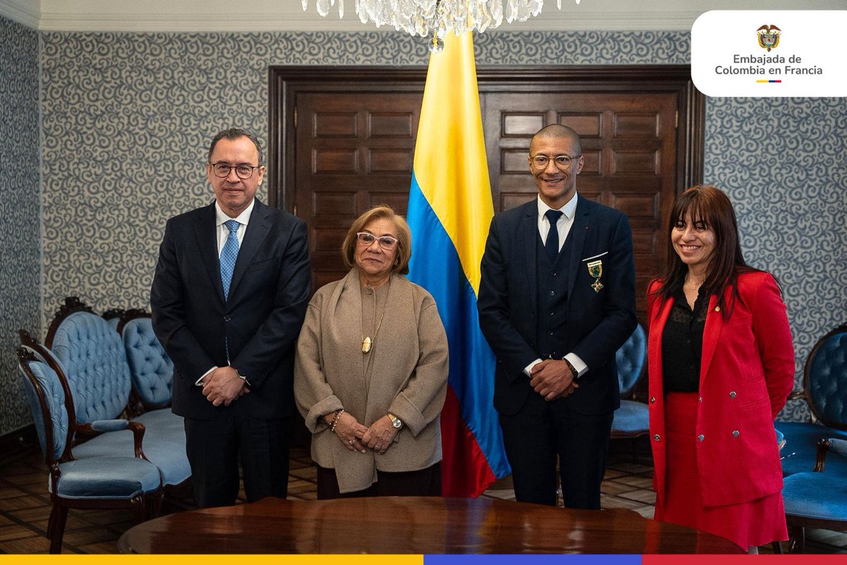embcolfrancia's tweet photo. 🎖Canciller @ryvillavicencio condecoró alcalde @villesaintouen🇫🇷, Karim Bouamrane, con #OrdenDeSanCarlos, reconociendo compromiso y liderazgo en reubicación familias 🇨🇴 migrantes en situación de vulnerabilidad. Homenaje a solidaridad, inclusión y visión humana de migración.💛💙❤️ https://t.co/PQGbMvHTMp
