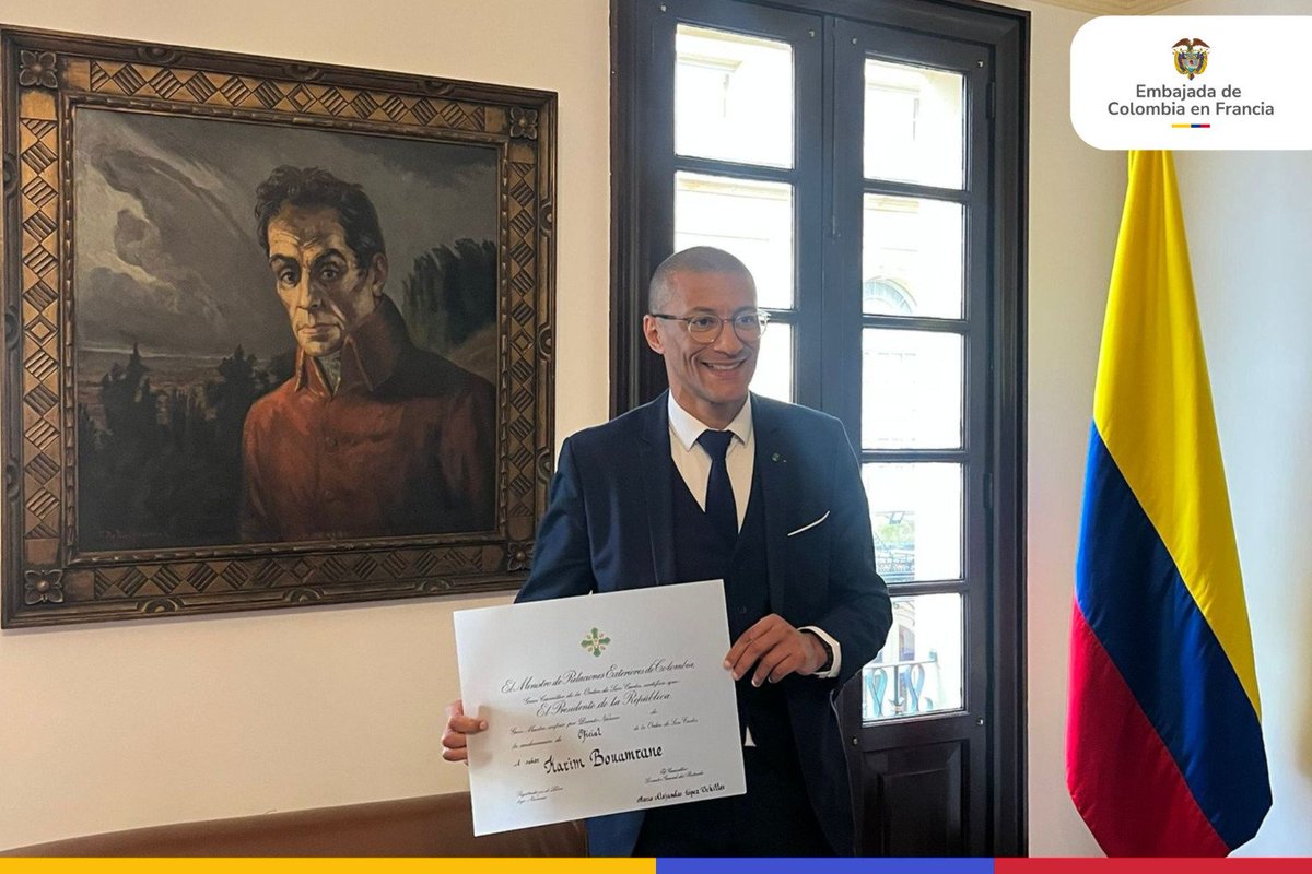 🎖Canciller <a href="/ryvillavicencio/">Yolanda Villavicencio Mapy</a> condecoró alcalde <a href="/villesaintouen/">Ville de Saint-Ouen-sur-Seine</a>🇫🇷, Karim Bouamrane, con #OrdenDeSanCarlos, reconociendo compromiso y liderazgo en reubicación familias 🇨🇴 migrantes en situación de vulnerabilidad. Homenaje a solidaridad, inclusión y visión humana de migración.💛💙❤️