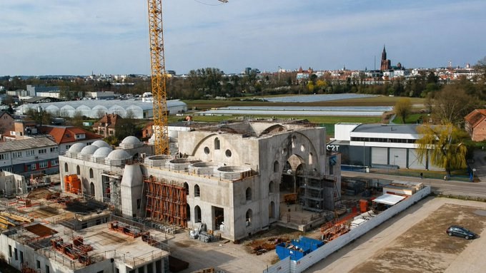 newsnetmzn's tweet image. #Strasbourg में बन रही “mega-mosque” को लेकर यूरोप में बहस तेज — रिपोर्ट्स के मुताबिक प्रोजेक्ट को लेकर #Turkey और #Qatar की फंडिंग भूमिका पर सवाल उठाए जा रहे हैं।
आलोचकों का कहना — धार्मिक ढांचे और विदेशी प्रभाव पर यूरोपीय नीति की समीक्षा जरूरी।
समर्थकों का तर्क — यह स्थानीय