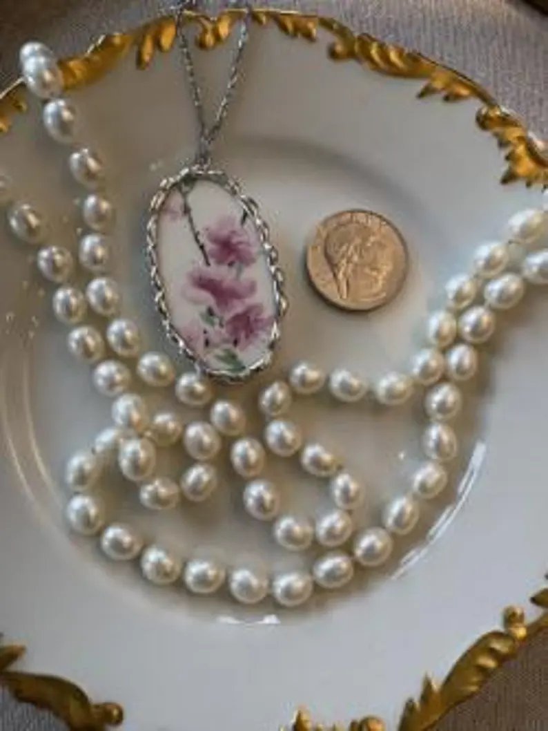 FNandinez's tweet image. Once it’s gone, it’s gone for good.  Since we use genuine vintage china, we can’t recreate the same piece twice. Claim your unique treasure today! 

Link : etsy.com/listing/447416…

#FernAndInez #VintageFinds #SmallBiz