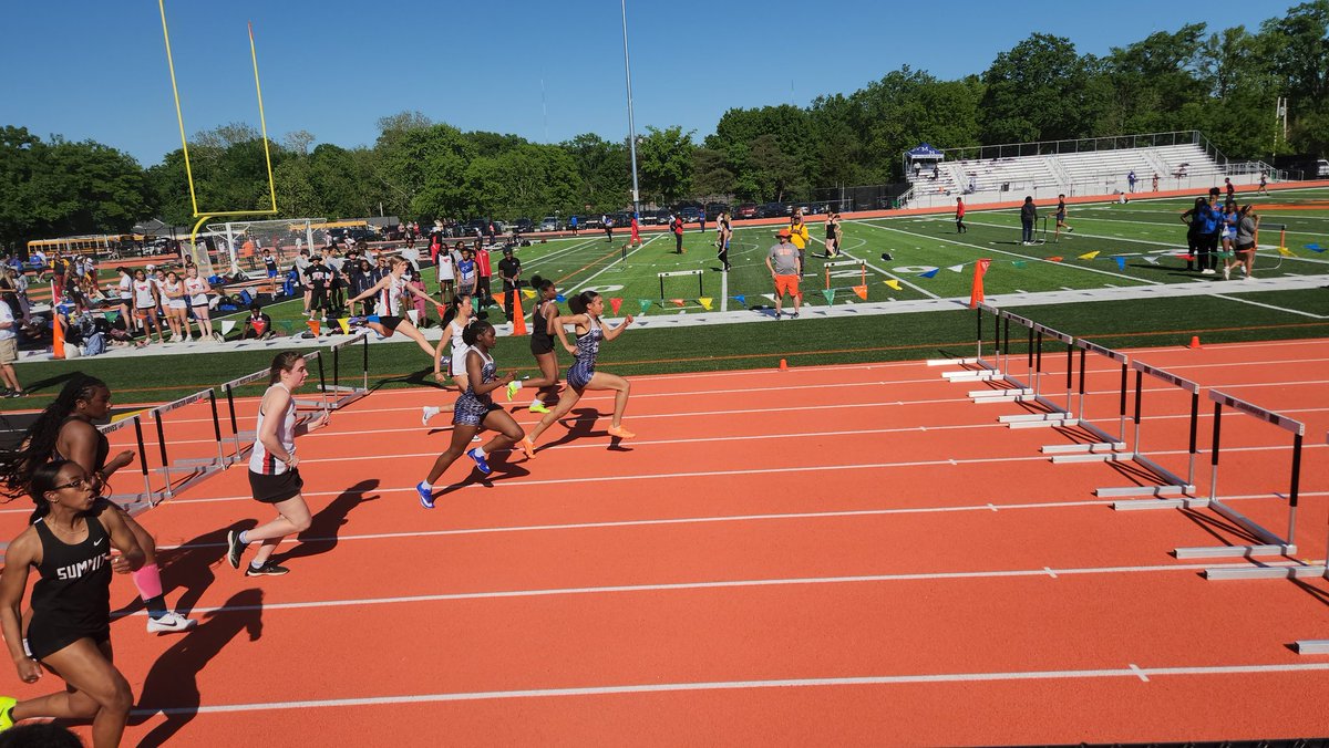 LailaFlowers27's tweet image. Doing what she loves!! Laila Flowers 1st in 100hurdles #shinebright #brightfuture Improving every meet 💪 #collegeready