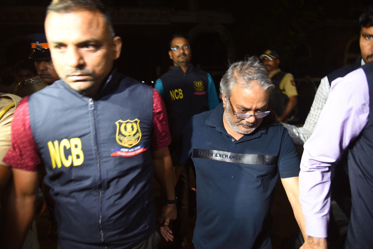 timesofindia's tweet image. #InPics |  NCB officials escort alleged drug trafficker Mohammad Salim Dola, a known associate of fugitive Dawood Ibrahim, after bringing him from Delhi on Wednesday evening. 

 📸: Imtiyaz Shaikh and Uma Kadam / TOI 

#Mumbai #NCB