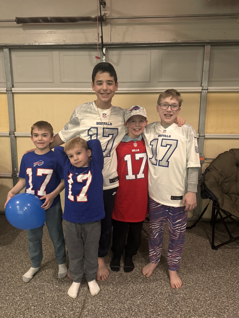 AndrewKoss6's tweet image. Sending love to my sister, Steph &amp;amp; Chris Usiak.  Their kids were in a terrible accident in Covington, GA earlier this month. #loveyouforever @BuffaloBills @BuffaloFAMbase #BILLSMAFIA #buffalobillsmafia #cadenceusiak #aidenusiak
gofundme.com/f/support-the-…