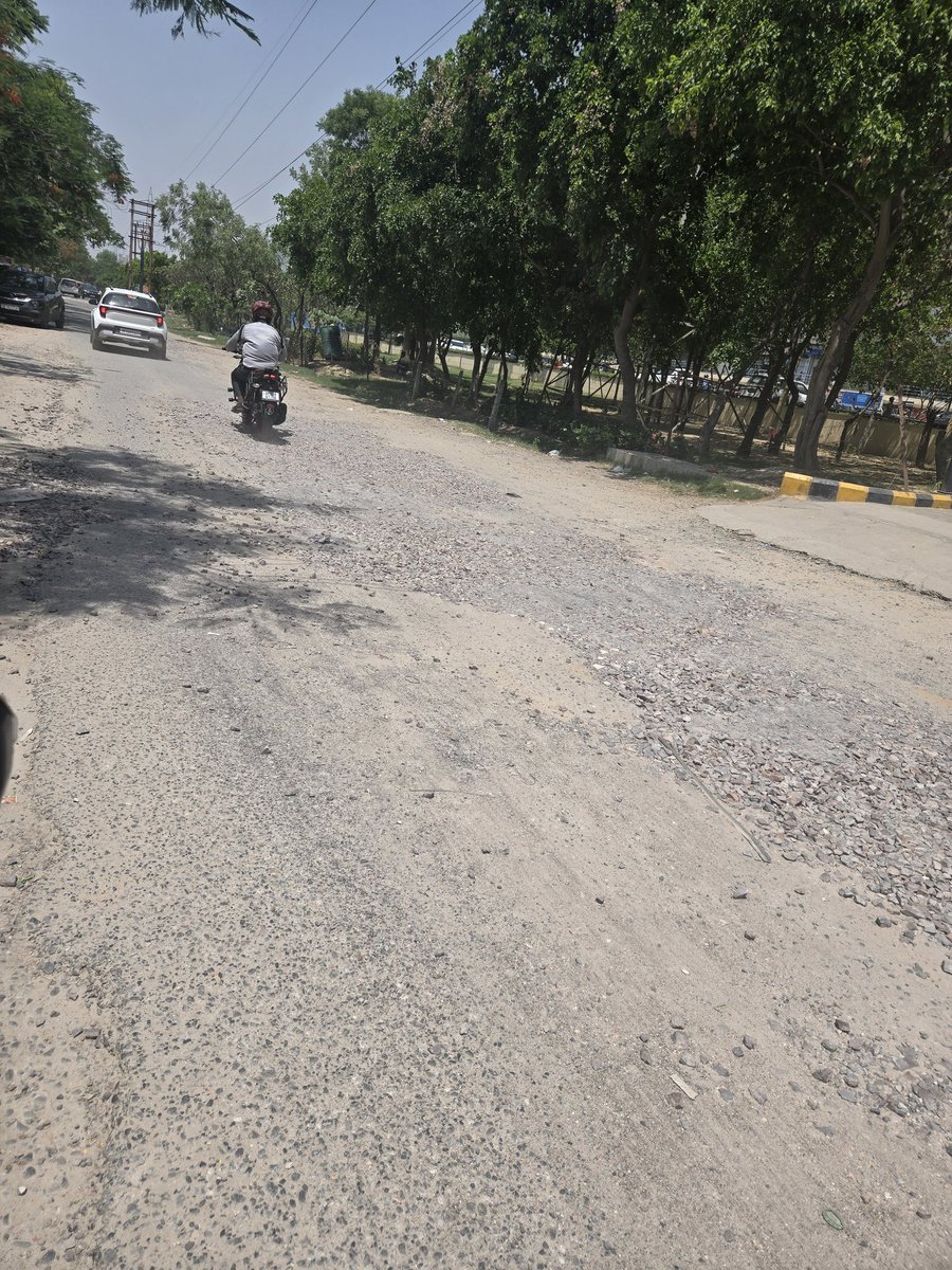 VishwenderP's tweet photo. Still waiting this patch to get repaired after several follow ups with Greater Noida authority Nirala estate phase 2 service road as now bhutani drain work almost complete @OfficialGNIDA @timesofindia @myogiadityanath @tejpalnagarMLA @NiralaEstateRes https://t.co/H9sjZfiEq4