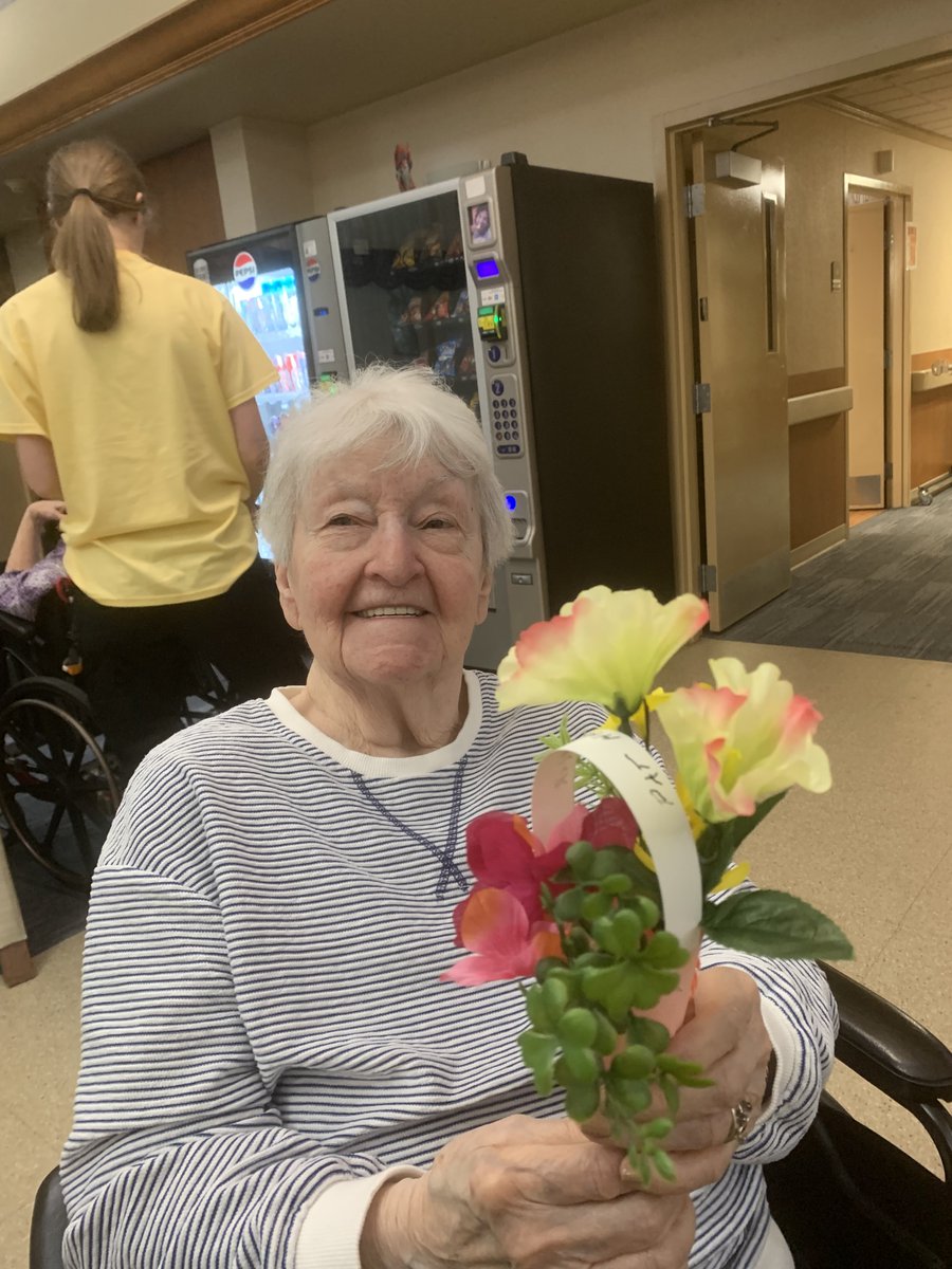 AzriaHealth's tweet image. We crafted some beautiful flower baskets at #AzriaHealthRoseVista to hang on our doors! 💐

#AzriaHealth #Craft #Flowers