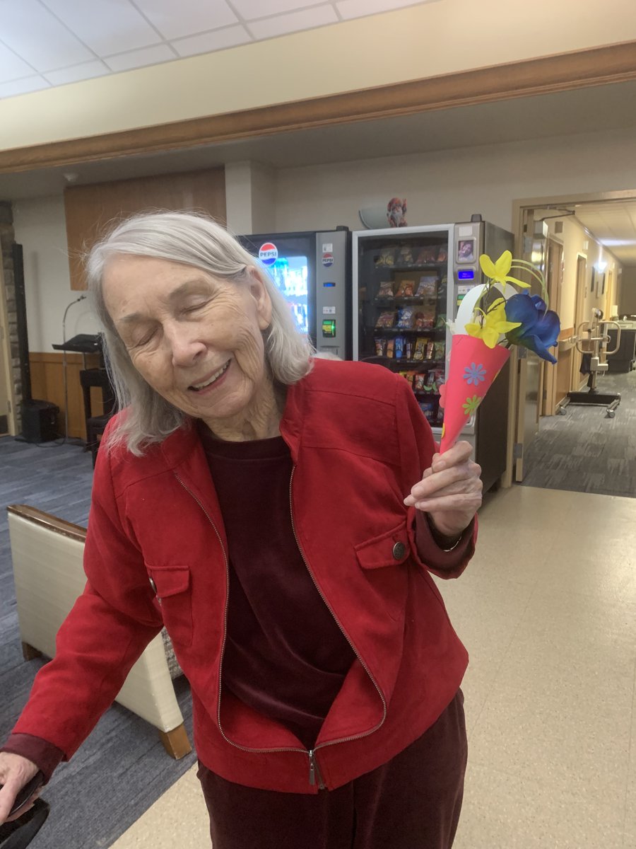 AzriaHealth's tweet image. We crafted some beautiful flower baskets at #AzriaHealthRoseVista to hang on our doors! 💐

#AzriaHealth #Craft #Flowers