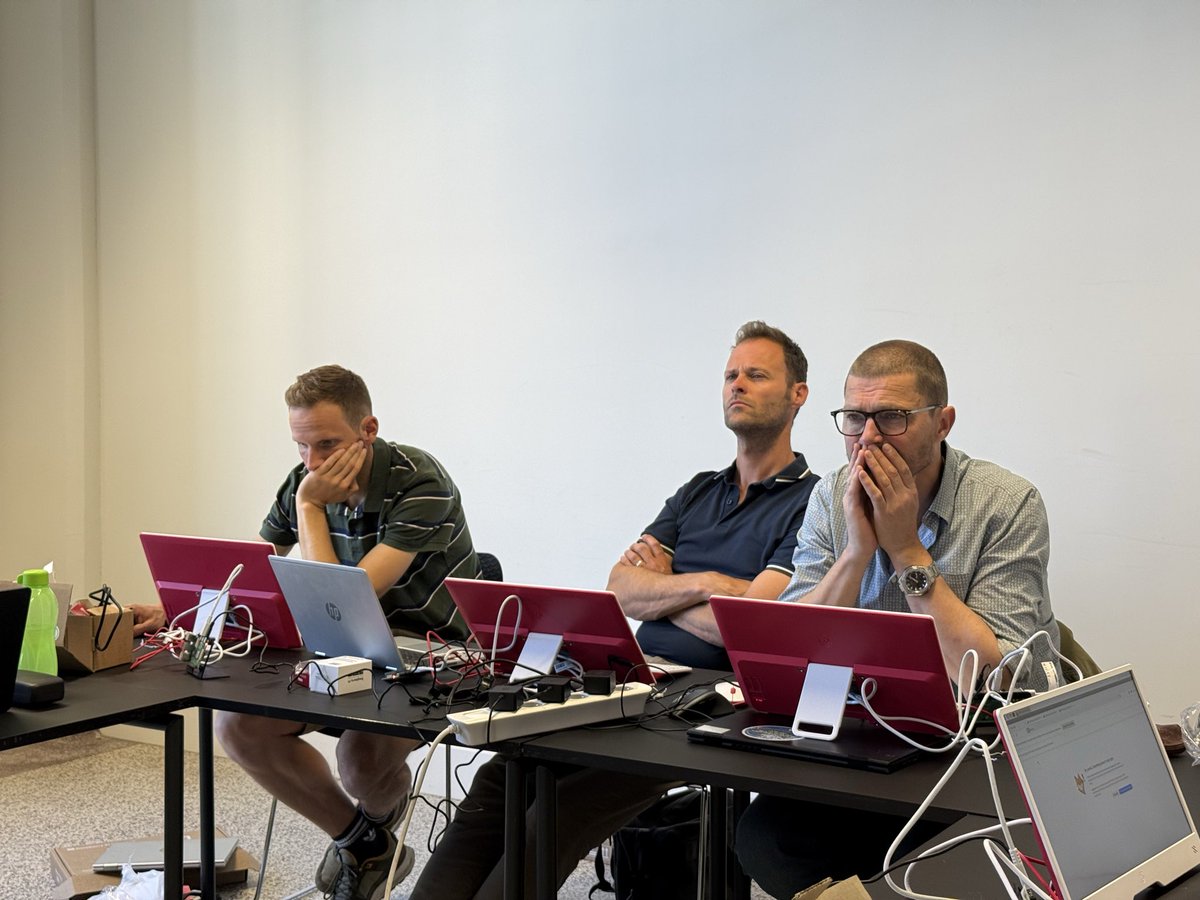 Makermanbe's tweet image. Raspberry Pi &amp;amp; ai session 2; build a chatbot and computer vision @Raspberry_Pi #RaspberryPi, #ollama, #OpenCv, #stem, #onderwijs, #ai