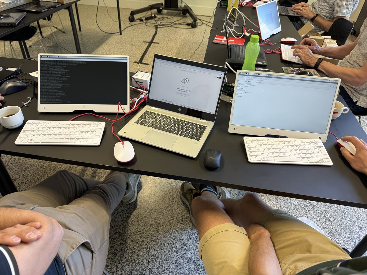Makermanbe's tweet image. Raspberry Pi &amp;amp; ai session 2; build a chatbot and computer vision @Raspberry_Pi #RaspberryPi, #ollama, #OpenCv, #stem, #onderwijs, #ai