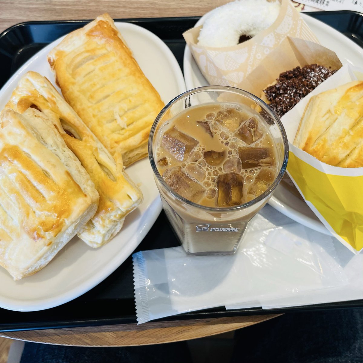 bochi__bocchi's tweet photo. 月曜に初ミスド食べ放題🍩
普段は食べないパイ中心に8個+ドリンク3杯でギブアップ🥹
持ち帰り会計の人達と同じレジで食べ放題チョイス分も毎回レジ通す方式だったからレジ待ちの間にお腹膨れてきちゃった感少しあるがおじさんの胃ではいけても後1，2個だったろうからまぁええか🤣次回はパイのみかな🤔 https://t.co/PqM9S2tlu0