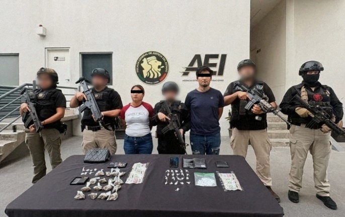 FiscaliaNL's tweet photo. 🚨 FISCALÍA INFORMA 🚨
Detención en flagrancia por delito contra la salud

Detectives de la AEI detuvieron a un hombre y una mujer, identificados como generadores de violencia, en la colonia Álvaro Obregón, en Monterrey, tras ser sorprendidos en posesión de diversas dosis de narcóticos.

Los hechos ocurrieron el 28 de abril de 2026, cuando los investigados, a bordo de una motocicleta, intentaron evadir a los agentes; sin embargo, fueron interceptados y, tras una inspección, se les localizaron sustancias con características de cristal y marihuana, así como básculas, teléfonos celulares y dinero en efectivo.

👤 Detenidos:
* Joseph Eduardo “N”, 24 años
* Nayeli Verónica “N”, 26 años

🔍 Aseguramientos:
* 55 gramos de sustancia sólida (cristal)
* 70 gramos de hierba verde seca (marihuana)
* Motocicleta sin placas
* Básculas digitales, celulares y efectivo

Las personas detenidas quedaron a disposición del Ministerio Público especializado, quien determinará su situación jurídica.