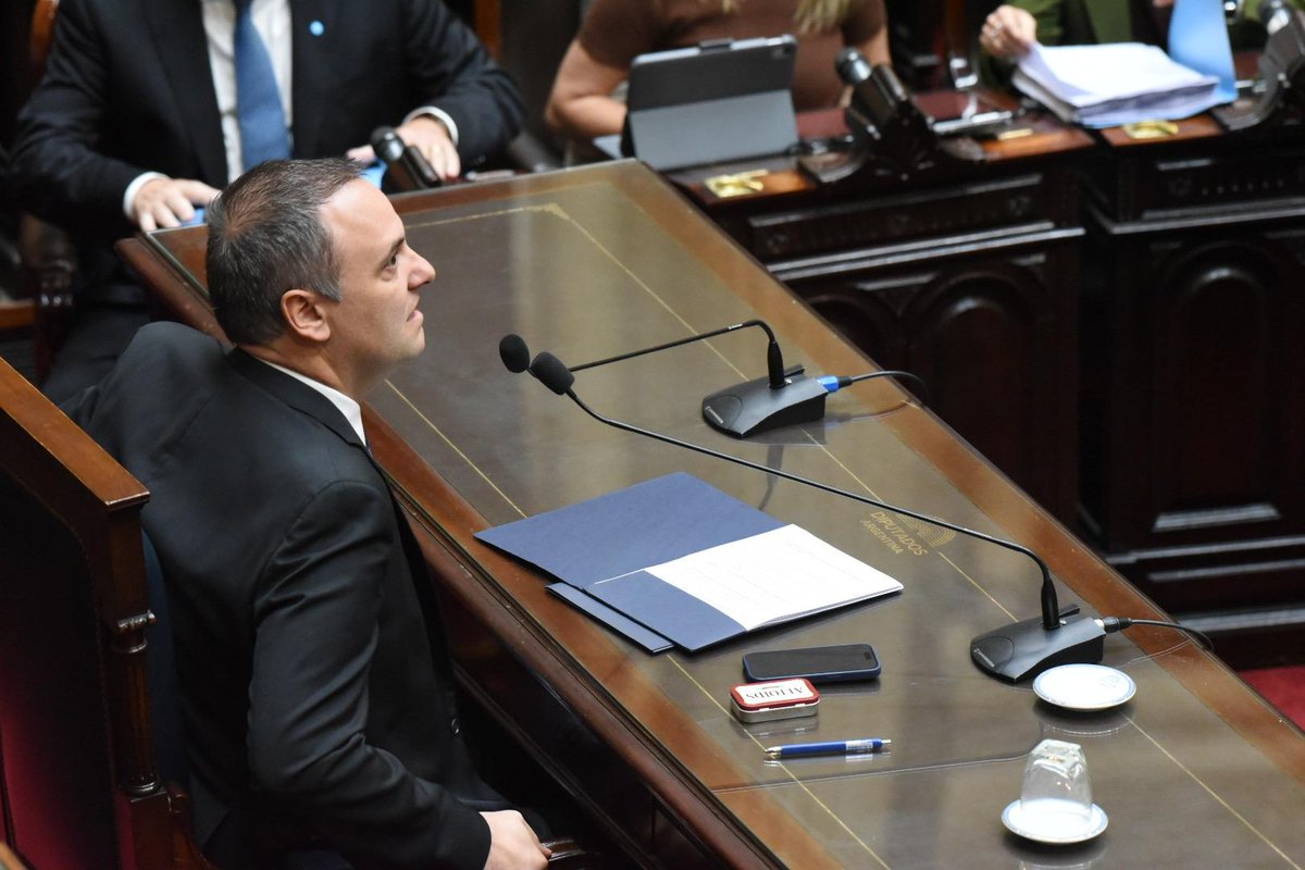 ferdiazfer's tweet photo. El deslomado Adorni vino a @DiputadosAR a llenarse la boca hablando de transparencia pero, de las preguntas que habíamos enviado hace un mes, no respondió NINGUNA. Abro hilo👇🏼 https://t.co/b3gujRSOsU