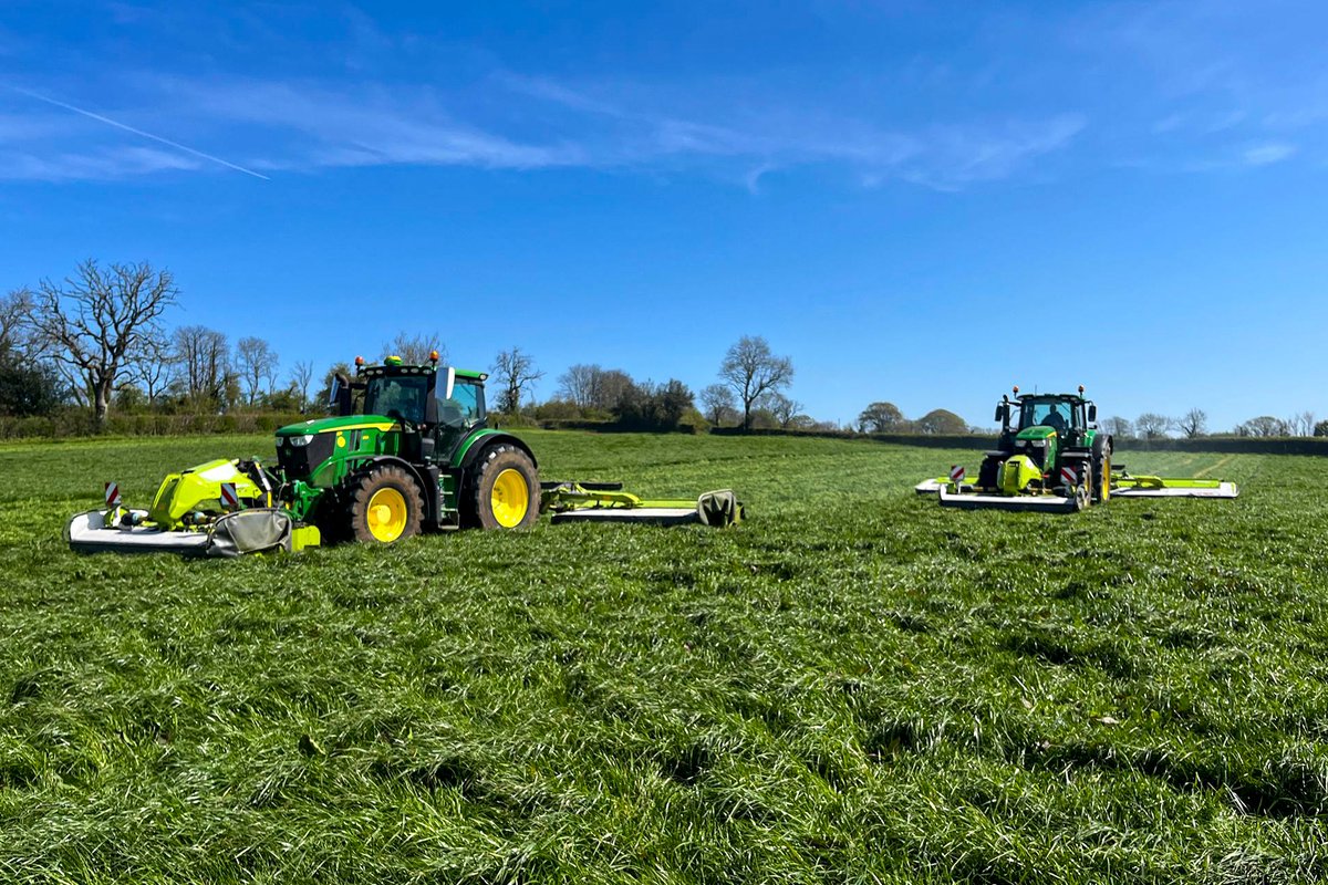 HuntForestGroup's tweet photo. 🟢🟡𝗙𝗜𝗥𝗦𝗧 𝗖𝗨𝗧 𝗗𝗘𝗠𝗢 𝗡𝗘𝗔𝗥 𝗦𝗛𝗘𝗣𝗧𝗢𝗡 𝗠𝗔𝗟𝗟𝗘𝗧🚜🌱
Our Product Demonstrator George was out near Shepton Mallet last week, demoing a John Deere 6M 240 running the customer’s triple mower setup.

#HuntForestGroup #JohnDeere #6MSeries #Grassland #InFieldDemo https://t.co/kzUXAtcRgi