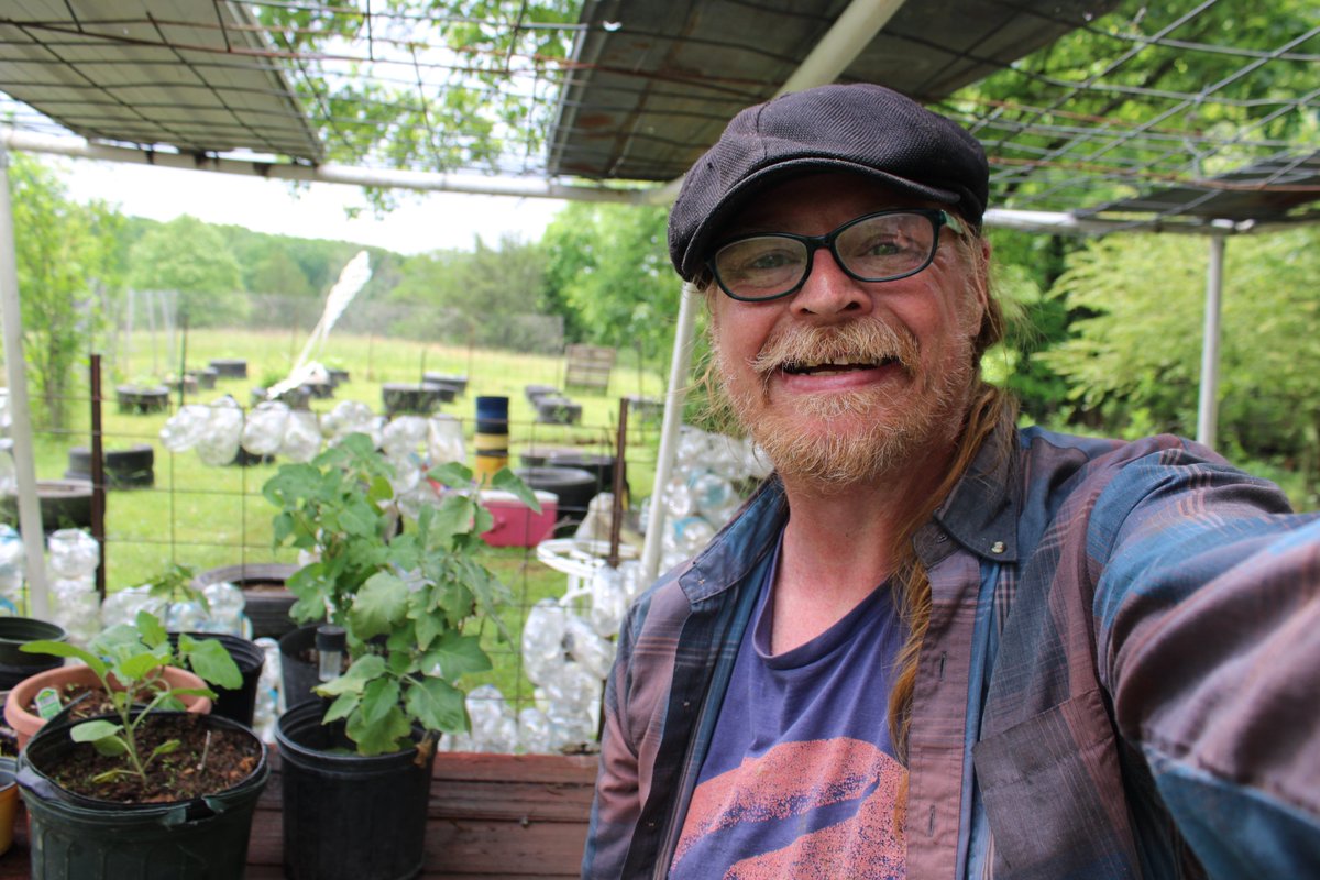 docsanderson's tweet image. #Scientists #Carpenter #RestorationProject #Wolves #Mates @NatGeo @danpeckwx @HeartsofHeroes_
@Nature G Mags Lizzie repairs i made to the big #GreenHouse held through storm decided to clean it &amp;amp; put it back into service. moved #Eggplant in. #tomatoes Blooming Lunchtime Mwah Lee