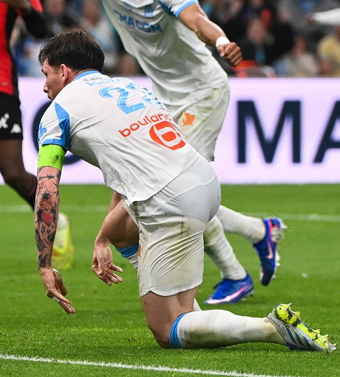 Random Feed tweet media