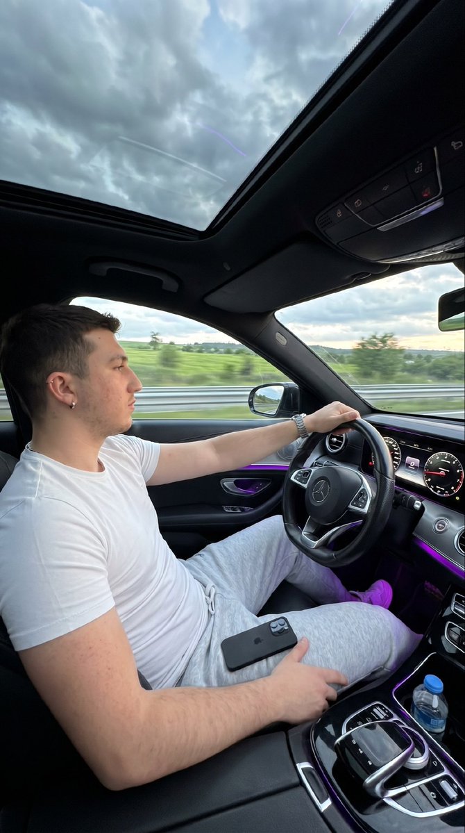 ResimBotu's tweet image. Profil açıklamasındaki bot linki 🤖

Nasil yapılır:

1. Telegram'a gir ▶️ @Turkey_image_generation_bot
1.  Nano Banana Pro / 4K / 9:16 seç
2.  Fotoğrafını gönder ve ardından prompt yaz
#turkey #yapayzeka #aifoto #yapayzekafoto