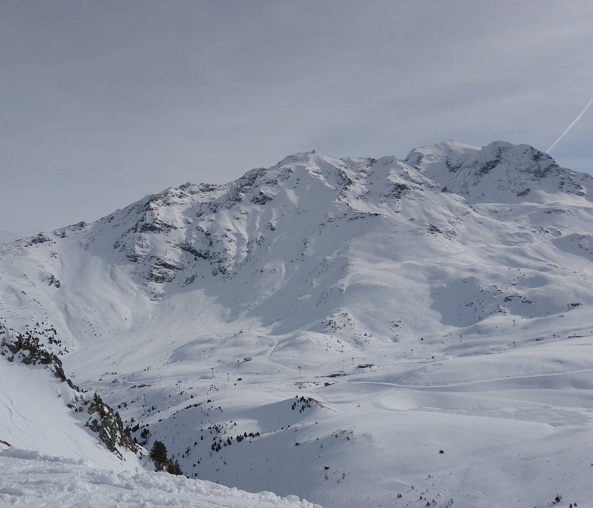 Eyqueum's tweet image. More deaths than #Everest? But number of #tourists much much higher...Yet this year it was dangerous, even on #Pistes.  Les Arcs closed for 3 days when I was there!

theguardian.com/commentisfree/…
