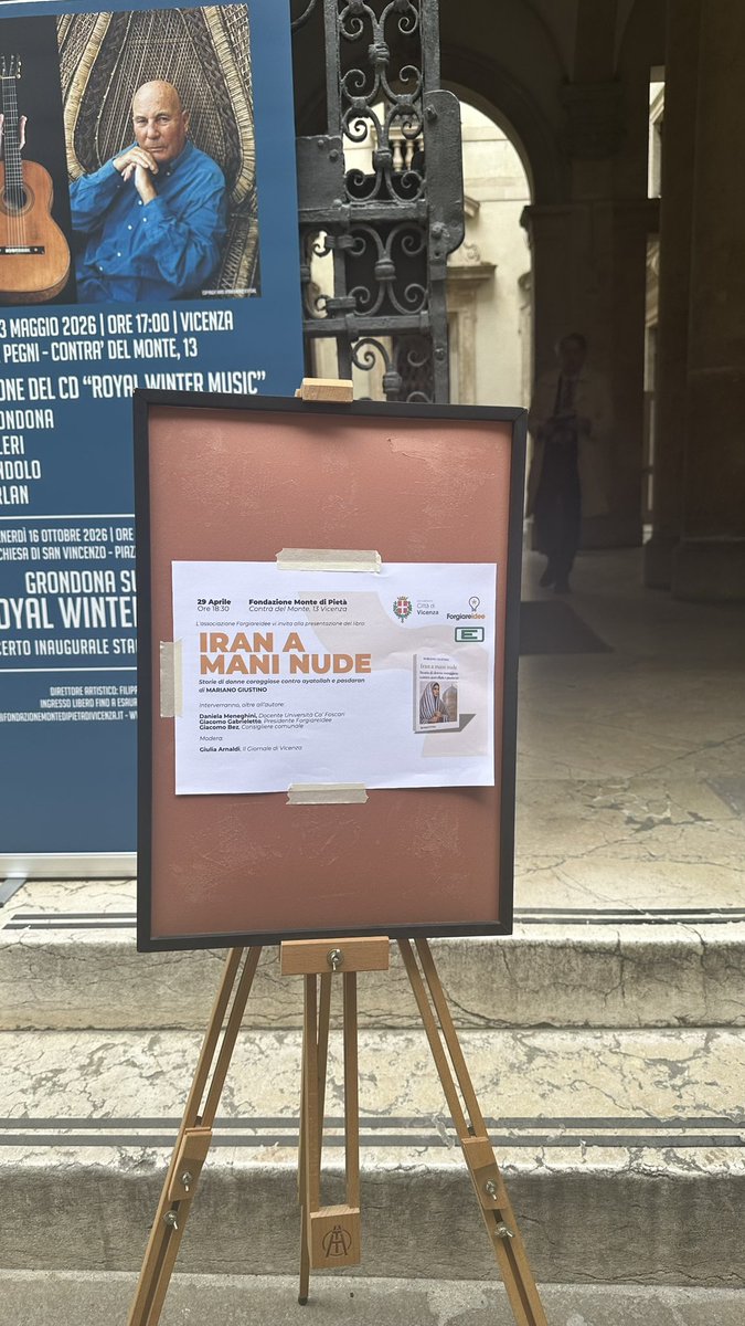 MarianoGiustino's tweet image. Ragazzi! Seguite in diretta #Facebook la conferenza di presentazione del mio libro “Iran a mani nude”, sulla pagina Facebook dell’associazione ForgiareIdee. Tra poco iniziamo! La sala e’ gia’ piena! 
#Iran