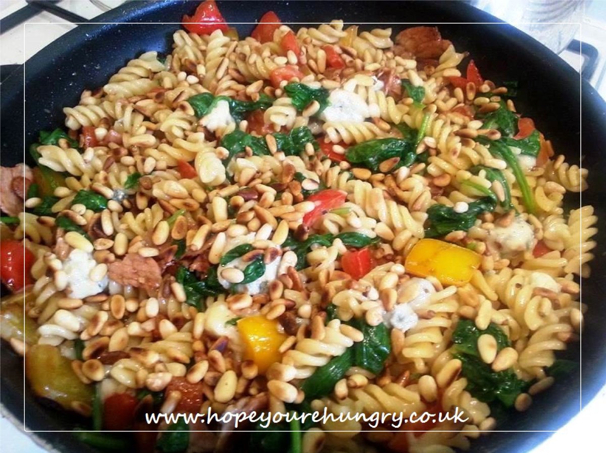 re_hungry's tweet image. Happy #Wednesday lovely Hungrys! Busy day means my easy cheesy pasta pile up for dinner - recipe: hopeyourehungry.co.uk/pining-for-a-p… Fast, fuss-free &amp;amp; filling, a deliciously easy pasta dish for four in under 30 minutes! Stay hungry! ;) x #bakeithappen #bacon #cheese #recipes #foodie