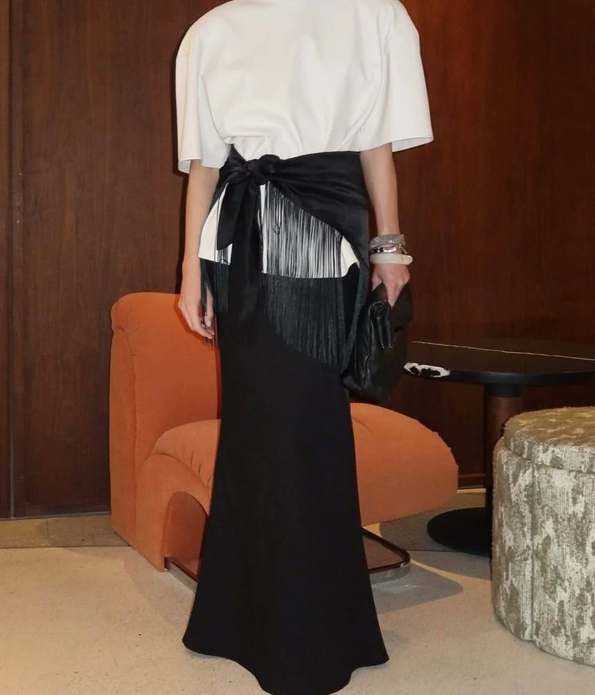 makeOutfitCom's tweet image. Fashion Trends: Accentuating the Waistline Maximize the femininity of your outfit by focusing on key elements such as belts, cardigans, scarves, blouses, and proportionate accessories. Channel inspires you with easy fashion hacks for a stunning waistline definition.#FashionTrends