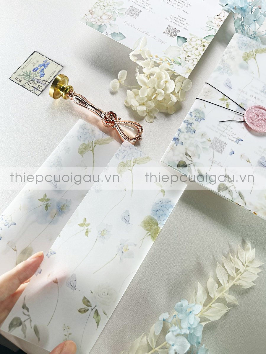 thiepcuoigau's tweet photo. https://t.co/F3hkCWoFjR
 Blooms là mẫu thiệp cưới đẹp mang sắc xanh trắng thanh khiết, được lấy cảm hứng từ những nhành hoa lưu ly và hồng trắng e ấp. https://t.co/A4hPQqUV4p