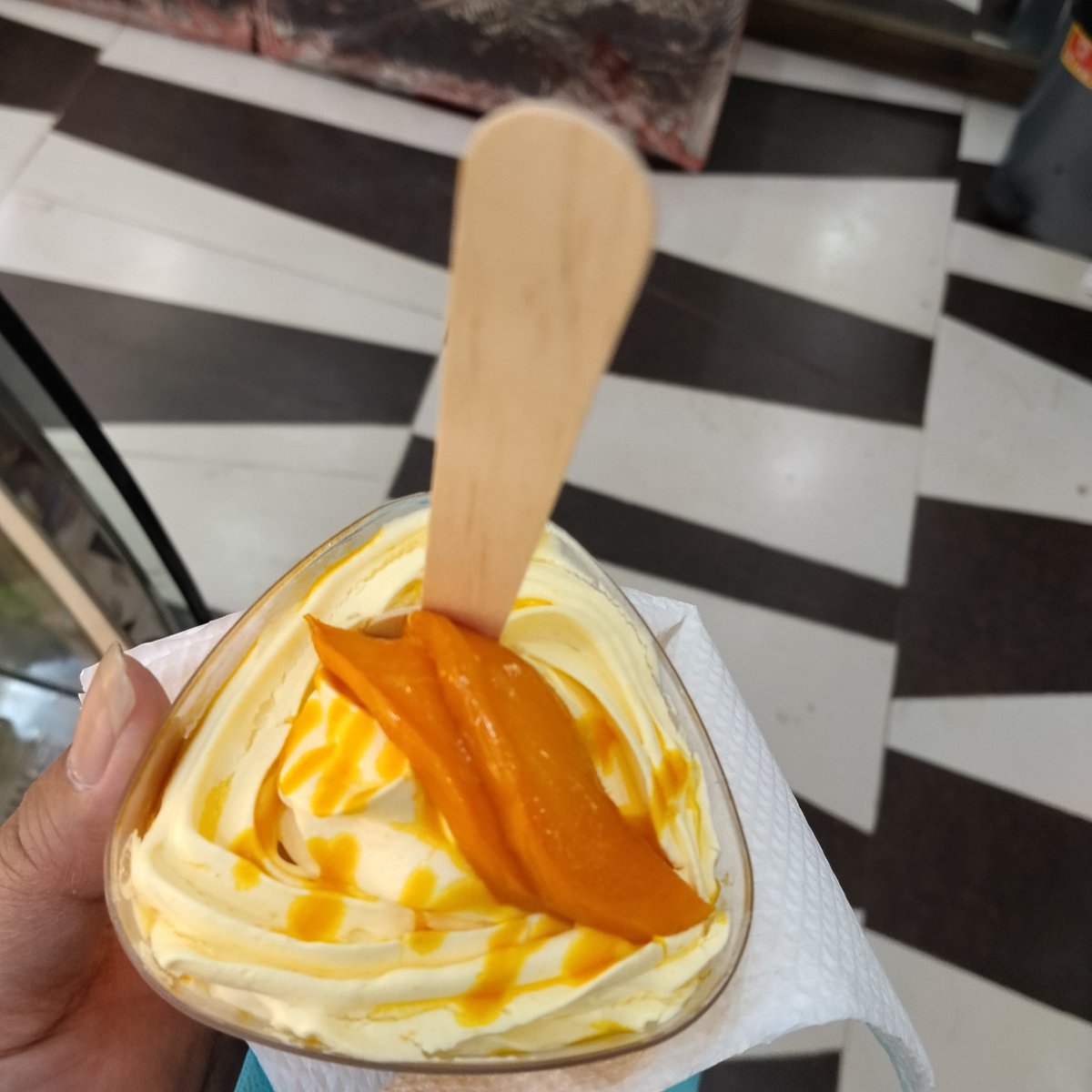 kavi_indoyahooc's tweet photo. Yummy food in Mumbai #mangopudding #paobhaji https://t.co/Pey2fCjMVX