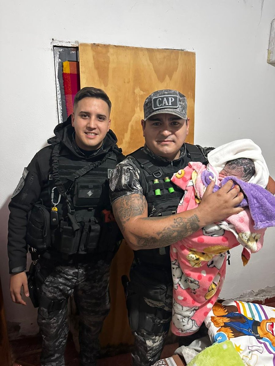 PoliciaCbaOf's tweet photo. 💛 Policías asistieron un nacimiento en B° Parque República

▶️Todo ocurrió el martes por la noche, cuando un llamado alertó sobre el  trabajo de parto en curso. Al llegar, los efectivos asistieron a una joven de 28 años en un momento tan delicado como decisivo, acompañándola hasta el nacimiento de su hija.

😄Luego, se dispuso un operativo de traslado hacia el Hospital, donde ambas recibieron atención médica y se encuentran en buen estado de salud.