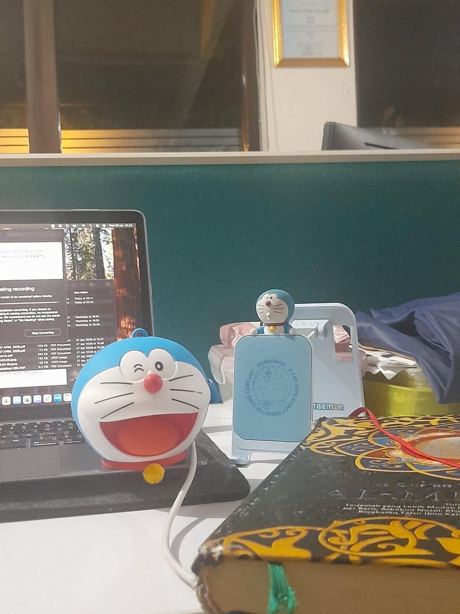FrauAureLL's tweet photo. Literally "Kenapa harus pulang kalo besok balik lagi?"

Tidur di kantor.

Ngerti kan kenapa ekeh nggak mau di tim kerja ini? https://t.co/369HIWRleT