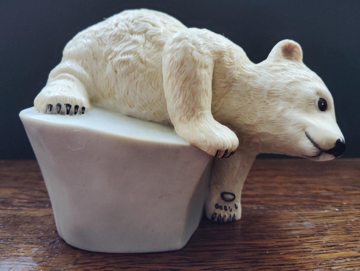 AtticSquid's tweet photo. It's not good weather for Polar Bears, so please rescue this wonderful porcelain figure from The Squid's Attic.
Eva Dalberg 1982: brrrrr! https://t.co/HAdt9WxpWs
