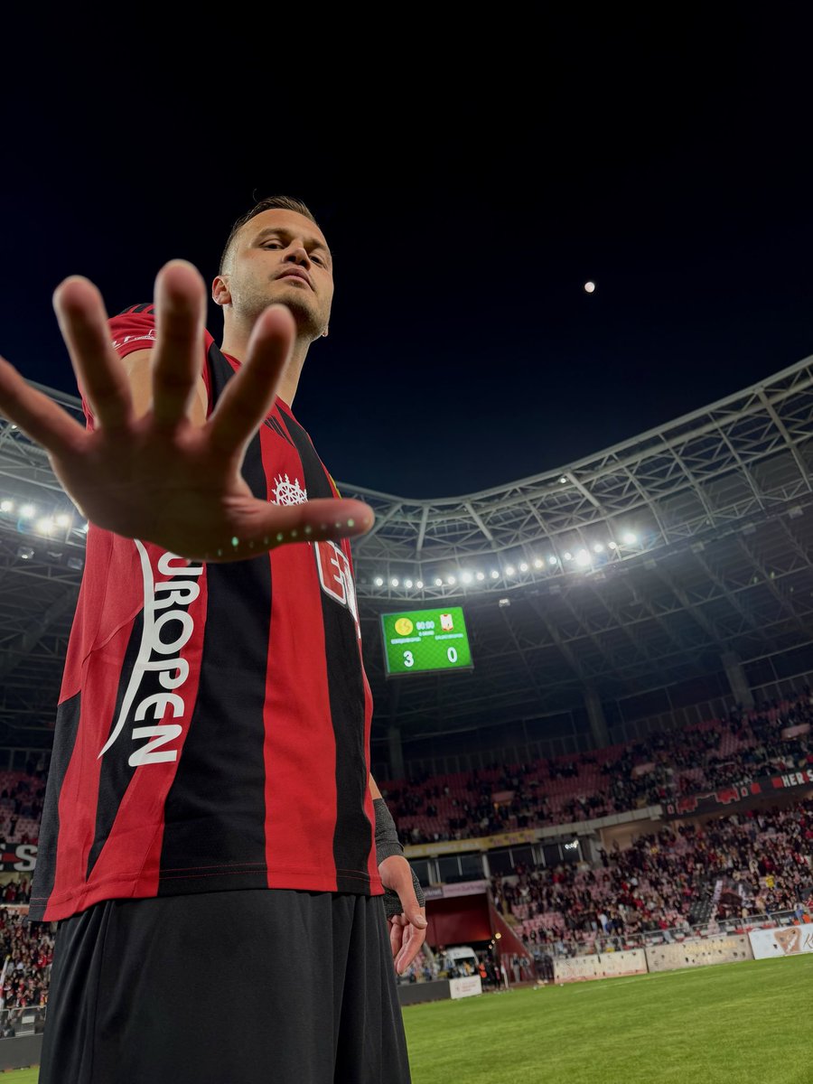 talhaozlerr's tweet photo. Yaptık,Biz yapıyoruz,Biz yapıcaz 🖤❤️ 
@Eskisehirspor https://t.co/zRnzjgX4Pc