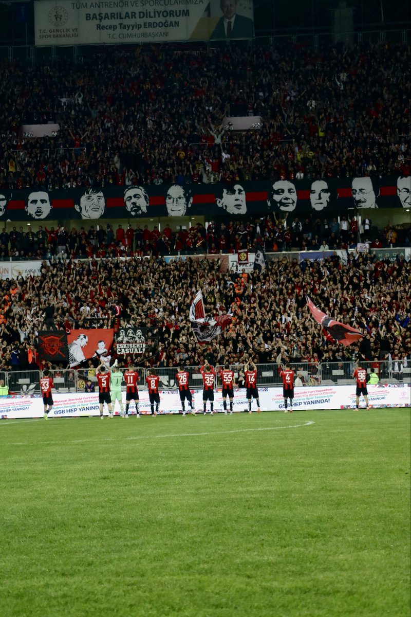talhaozlerr's tweet photo. Yaptık,Biz yapıyoruz,Biz yapıcaz 🖤❤️ 
@Eskisehirspor https://t.co/zRnzjgX4Pc