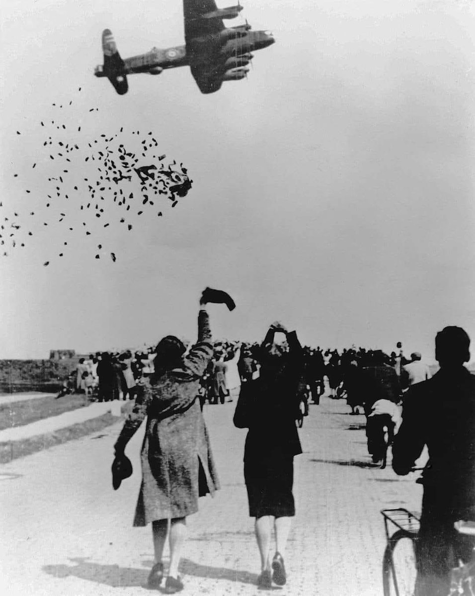 Retroid98's tweet image. April 29, 1945

#OTD World War II: Operations Manna and Chowhound

Airdrops of food begin over German-occupied regions of the Netherlands.

Pictured: An Avro Lancaster with a food drop over Ypenburg during Operation Manna.

#OnThisDay #History