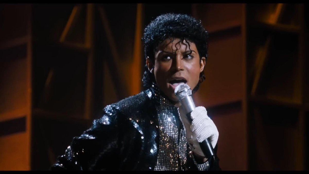 EcCriticas's tweet photo. MICHAEL. Se ciñe al periodo 1966-1988, omite los episodios polémicos, y prima el tono buenista. Aun así, aporta detalles reveladores y recrea unas actuaciones hechizantes. El rodaje de Thriller cautiva. Brillan Jaafar Jackson y Colman Domingo. CRÍTICA: https://t.co/8x7F13NtOS https://t.co/Ad2Pn3ytbx