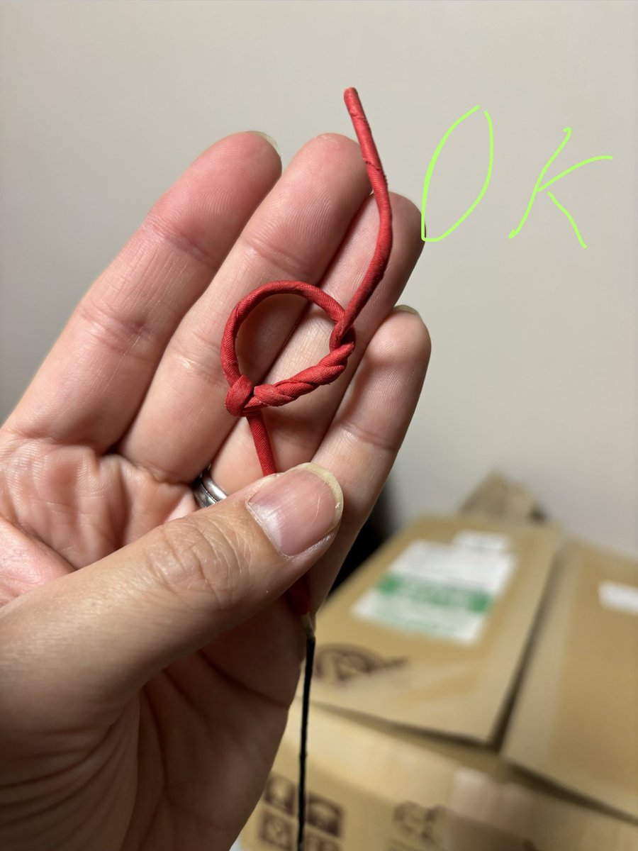 32yu_arrow's tweet photo. これ重要だけど意外と出来てない人が多い。
一巻き毎に矢印方向に弦輪と巻き付ける部分を引っ張る。それだけで綺麗なもじりを作ることが出来ます👌
新しい弦で硬い場合は温めると作りやすいですよ☺️ https://t.co/CFTZTrAdMM