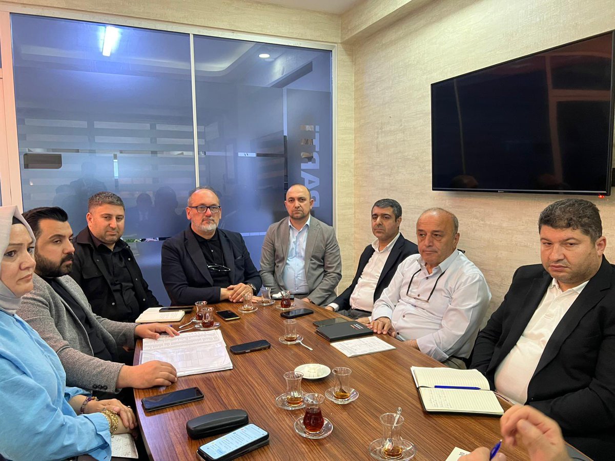 İlçe Başkanımız Sn. <a href="/hseyinuzun12/">Hüseyin Uzun</a> başkanlığında haftalık Yürütme Kurulu toplantımızı gerçekleştirdik. 

Alınan kararların hayırlara vesile olmasını temenni ederiz.

<a href="/Bilalsaygili/">Bilal Saygılı</a> 
<a href="/akpartiizmir/">AK Parti İzmir</a> 
<a href="/eyupkadirinan/">Eyyüp Kadir İnan</a> 
<a href="/acarfaruka/">Faruk Acar</a> 
<a href="/abuyukgumus/">Ahmet Büyükgümüş</a> 
<a href="/adnangunnar/">Dr. Adnan GÜNNAR 🇹🇷</a>