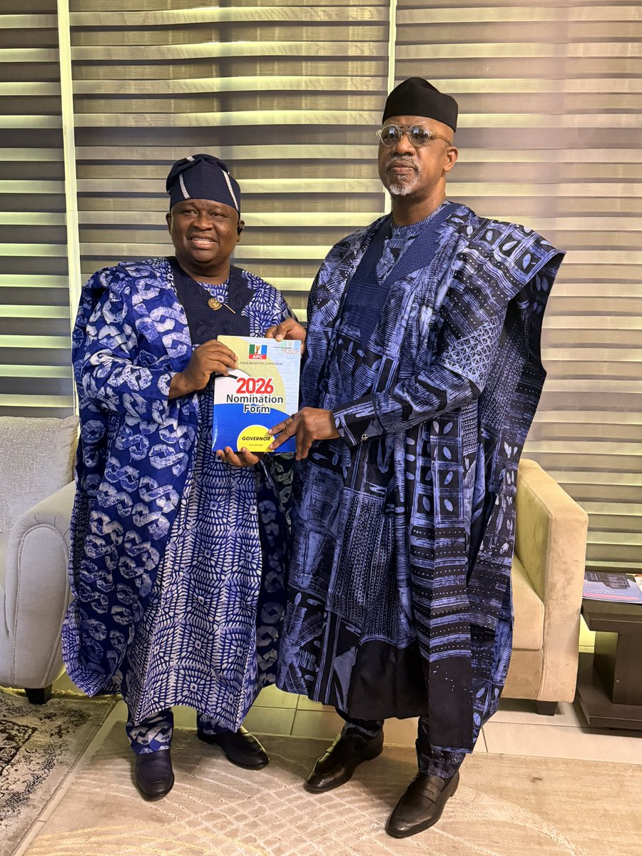 sfojoemmanuela's tweet photo. Distinguished Senator @AdeolaYAYI presenting his nomination form to the Governor of Ogun State, Prince @DapoAbiodunCON, Nigerian multinational industrial conglomerate, Alhaji Aliko Dangote and other dignitaries. https://t.co/BZkWBGGIir