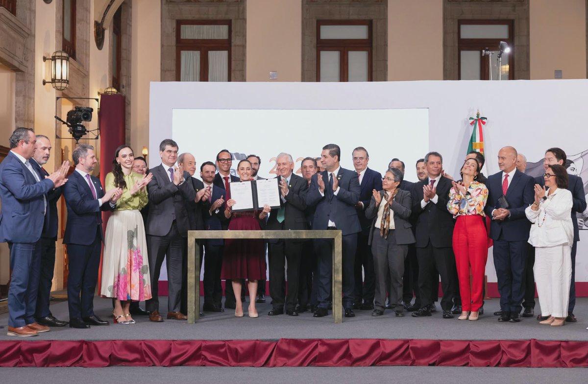 CFEmx's tweet photo. ✍️En la #MañaneraDelPueblo de la Presidenta @Claudiashein, la CFE se sumó a la firma del Acuerdo para el Fomento de la Industria Siderúrgica Mexicana, junto a la Secretaria de Energía @LuzElena_GE, y la industria del acero y la construcción para fortalecer la producción nacional.

Como parte del #PlanMéxico, este esfuerzo impulsa el contenido nacional y promueve una industria más competitiva.