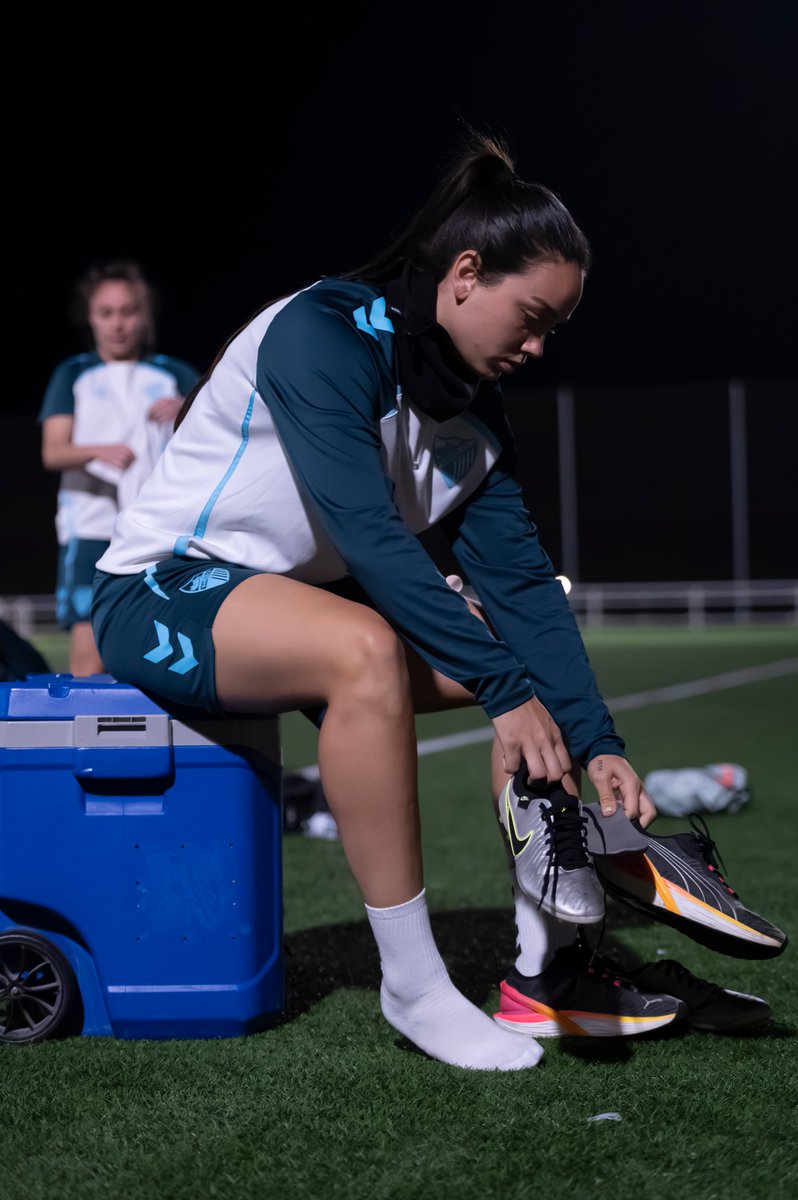MalagaCFemenino's tweet photo. 🔙 Tras descansar ayer, toca volver a ponerse las botas y hacer una buena sesión de entrenamiento a partir de las 20:00 horas en la Ciudad Deportiva Fundación MCF.

"𝐿𝑜𝑠 𝑠𝑢𝑒𝑛̃𝑜𝑠 𝑠𝑒 𝑡𝑟𝑎𝑏𝑎𝑗𝑎𝑛" 💪 https://t.co/OMPn633puC