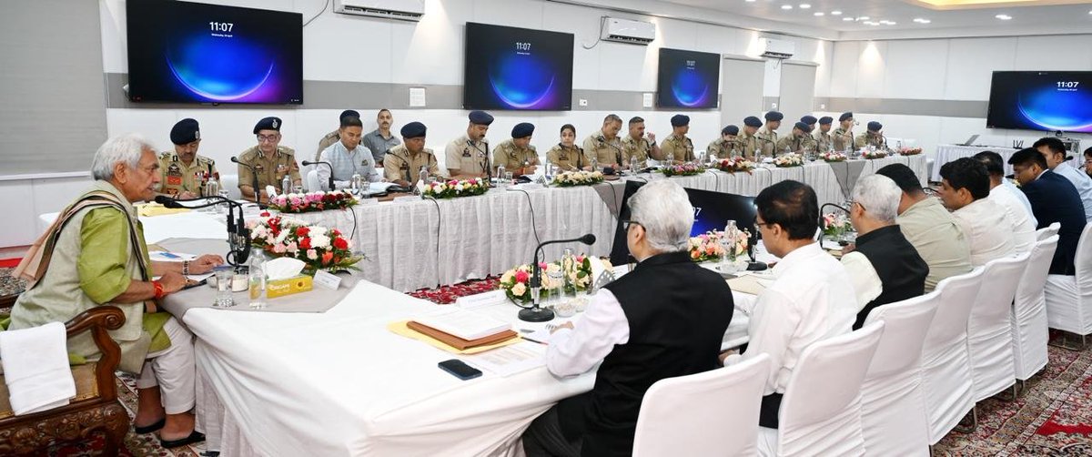 airnewsalerts's tweet image. #JammuAndKashmir: Lieutenant Governor Manoj Sinha chairs a high-level meeting to review the security scenario, progress on Nasha Mukt J&amp;amp;K Abhiyaan and district-wise preparations for the forthcoming pilgrimages.