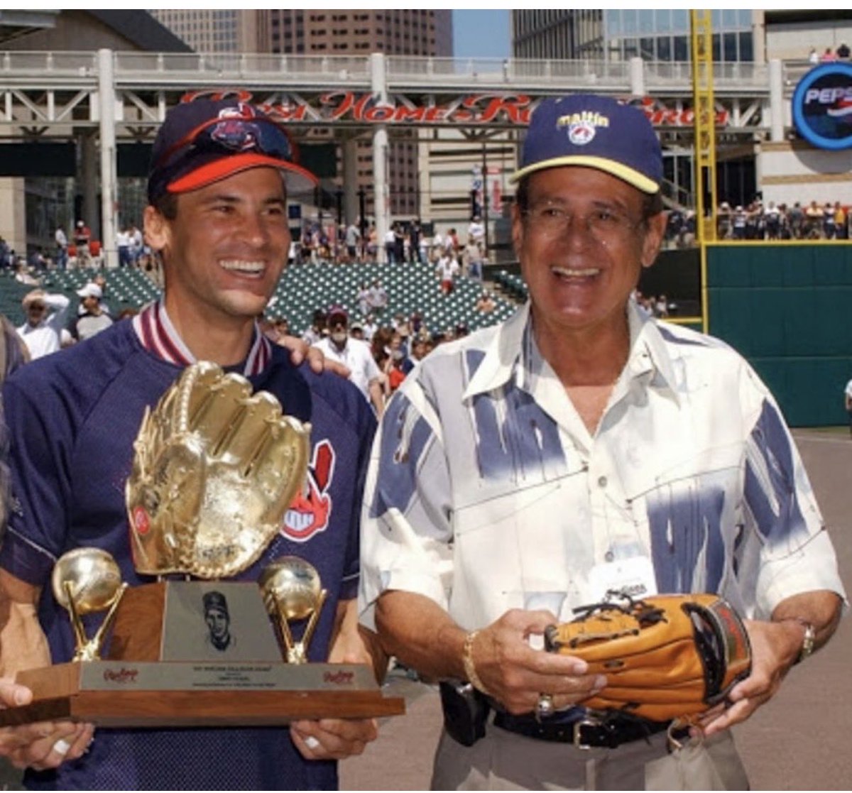 VizquelOmar13's tweet image. Feliz Cumpleaños a nuestra gran leyenda Don Luis Aparicio, uno de mis idolos y mentores! Un Grande! 
Happy Birthday to the great legend and one of my idols,  Luis Aparicio! 
#92  #HOF #Legend ⚾️🎂🔥🇻🇪🙏