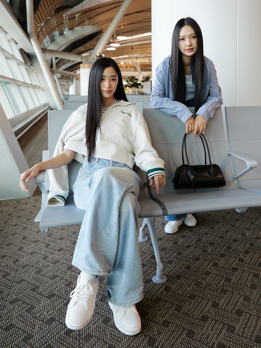 around_ent's tweet image. ส่องแอร์พอร์ตลุคของสองสาว ตู–ต้นตะวัน #tontawan และ มิ้ลค์–พรรษา #milkpansa เตรียมเช็กอินสู่ประเทศมาเลเซียเพื่อร่วมงาน Calvin Klein Store Opening ในวันที่ 30 เม.ย. นี้

#CalvinKlein #CalvinKleinXMilk #CalvinKleinxTU

ทั้งคู่มาในลุคเดนิมจากคอลเลกชัน SS26 โดย ตู–ต้นตะวัน