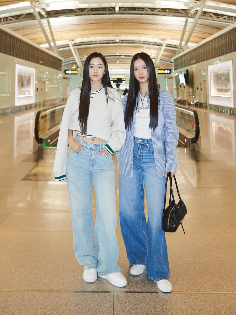 around_ent's tweet image. ส่องแอร์พอร์ตลุคของสองสาว ตู–ต้นตะวัน #tontawan และ มิ้ลค์–พรรษา #milkpansa เตรียมเช็กอินสู่ประเทศมาเลเซียเพื่อร่วมงาน Calvin Klein Store Opening ในวันที่ 30 เม.ย. นี้

#CalvinKlein #CalvinKleinXMilk #CalvinKleinxTU

ทั้งคู่มาในลุคเดนิมจากคอลเลกชัน SS26 โดย ตู–ต้นตะวัน