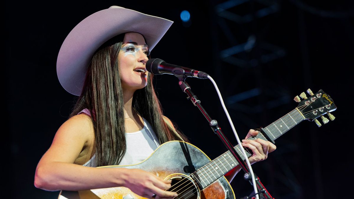 Kacey Musgraves Visiting Middle of Nowhere on North American Tour d100.news/TSHYMm