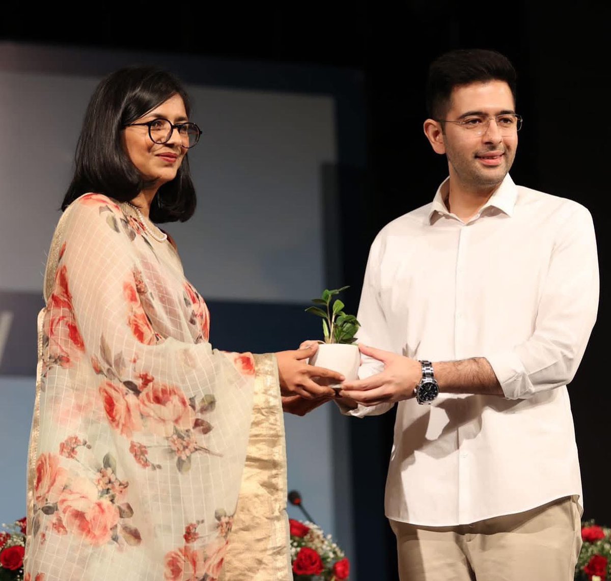 एक वक्त था जब इन्हें आम आदमी काउंट किया जाता था।

आज ये हालत है कि ये दोनों अब केवल वही बोल रहे हैं जो इनके आला कमान बुलवा रहे हैं।

राघव चड्ढा और स्वाति मालीवाल को अच्छा नेता मानता था।