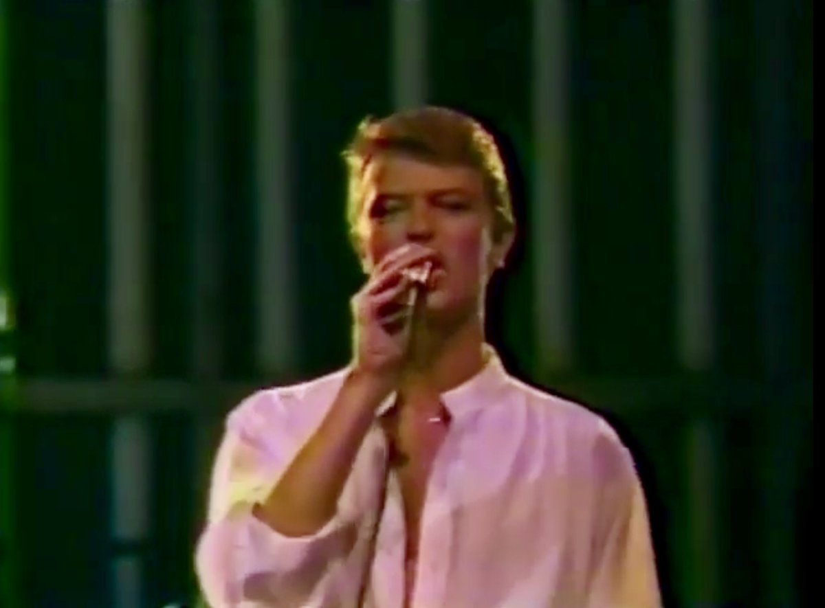 davidbowie_news's tweet photo. David Bowie – Suffragette City (Live Tokyo 1978)

The Rise and Fall of Ziggy Stardust and the Spiders from Mars (1972)

Video of the Day
https://t.co/CrMEi3XCob https://t.co/PL1Q8YFyPH